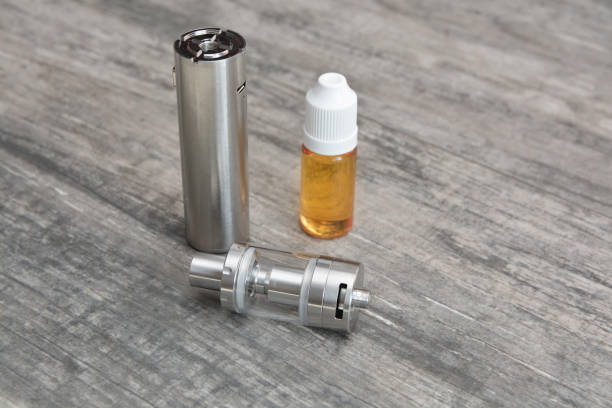 Une cigarette électronique démontée avec sa résistance mise en évidence.